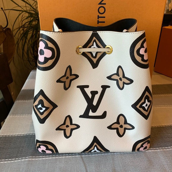 **SOLD**Louis Vuitton NeoNoe from the Wild at Heart Collection - Picture 5 of 5